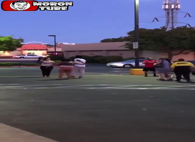 Video: In a supermarket parking lot, a dispute degenerates into bumper cars